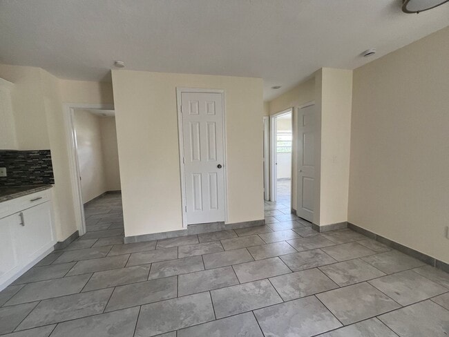 Building Photo - Beautifully updated Two Bedroom PLUS Den/O...