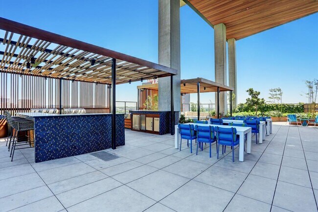 Building Photo - 70 Rainey St