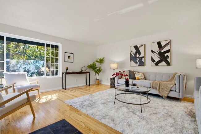 Building Photo - Pet-Friendly Rambler with Modern Updates and Great Layout