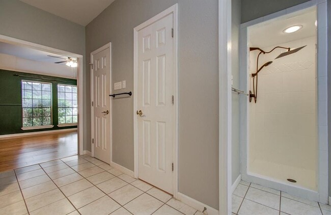 Building Photo - 5339 Holly View Dr