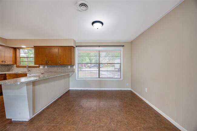 Building Photo - 2 Circle Dr