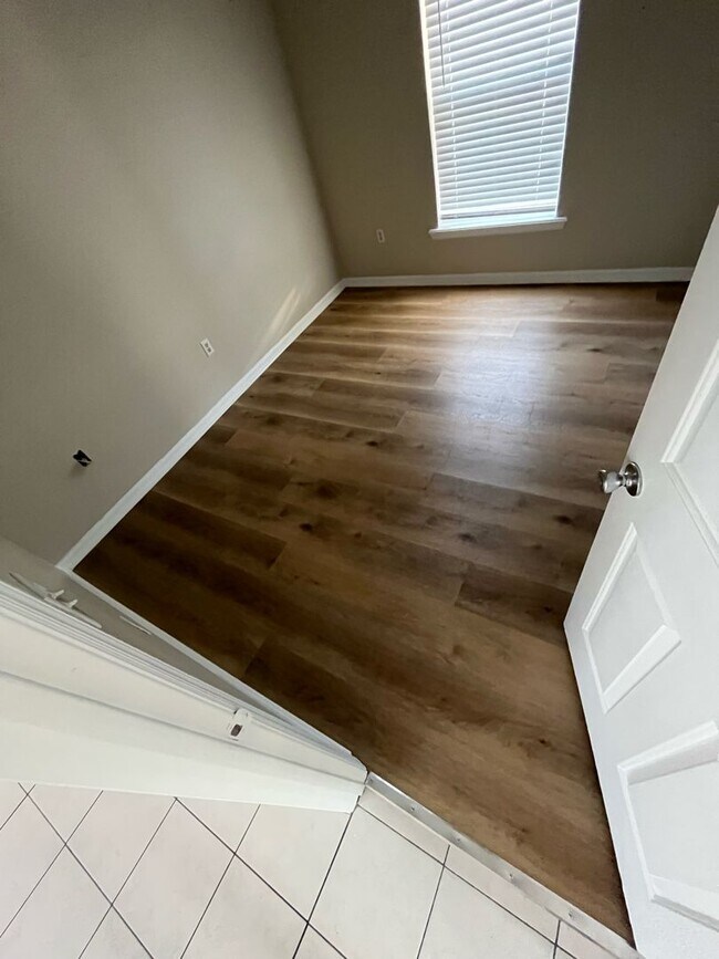 Building Photo - 3 Bedroom, 1 bathroom Duplex Winter Haven!