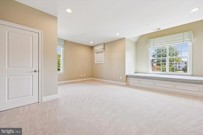 Building Photo - 448 Salk Cir