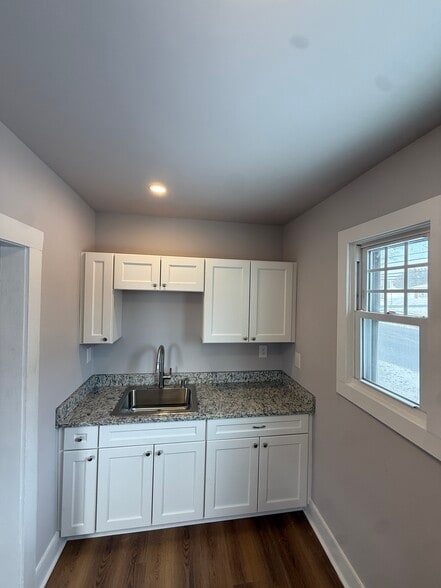 Building Photo - 184 Church St