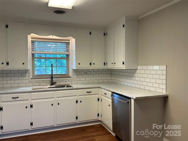 Building Photo - 1600 Plumcrest Dr
