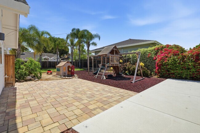 Building Photo - Light-Filled Home on Expansive Lot in Top-Rated School District with Vaulted Ceilings & Entertain...