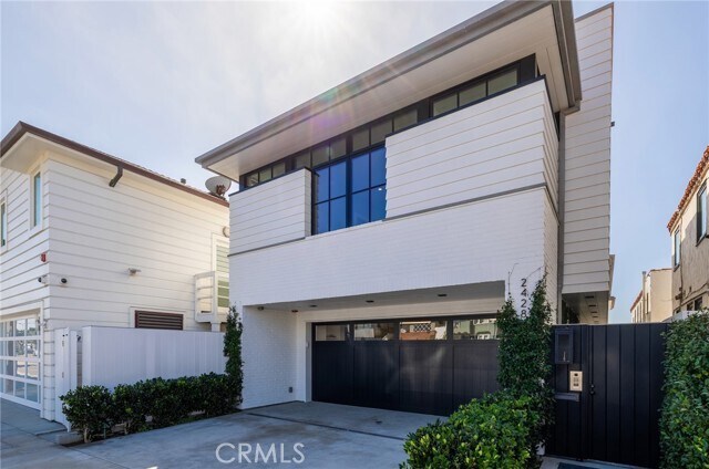 Building Photo - 2428 The Strand