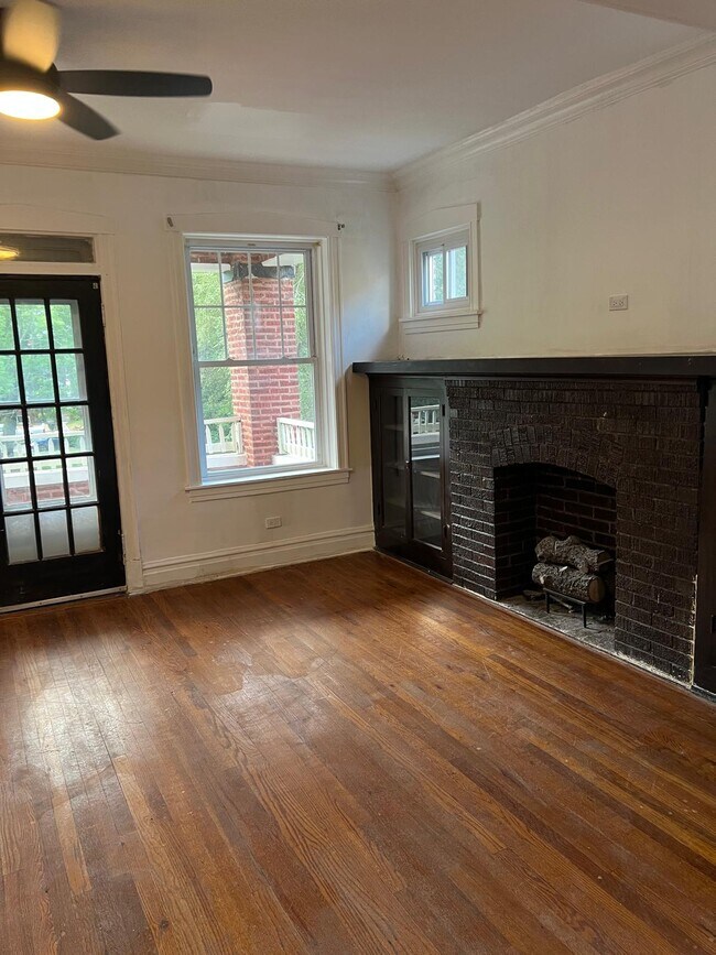 Building Photo - 4536 W Wrightwood Ave