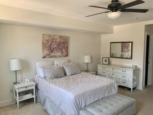 Building Photo - 1424 L St SE