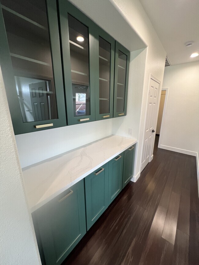 Building Photo - 31495 Sunningdale Dr