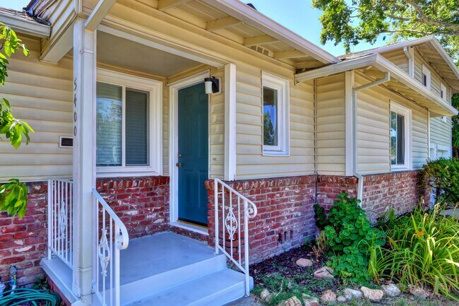 Building Photo - 5400-5402 Folsom Blvd