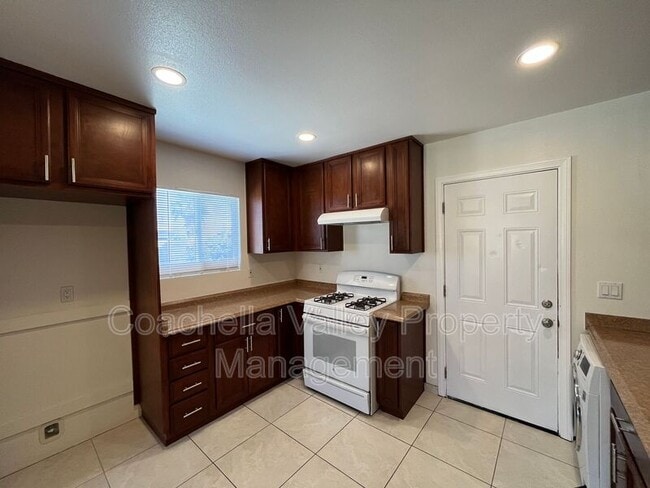 Building Photo - 422 Rosa Parks Rd