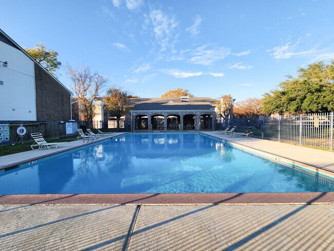 Building Photo - BEAUTIFUL REMODELED 1 BEDROOM 1 BATH CONDO.  GREAT LOCATION!