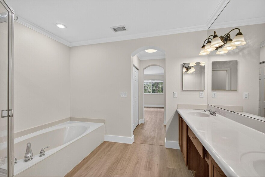 Building Photo - 2213 Oakmont Dr