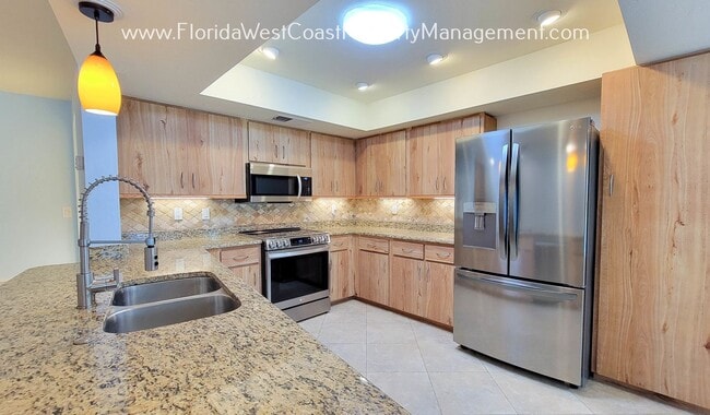 Building Photo - CLASSIC SARASOTA POOL HOME WITH UPDATES AN...