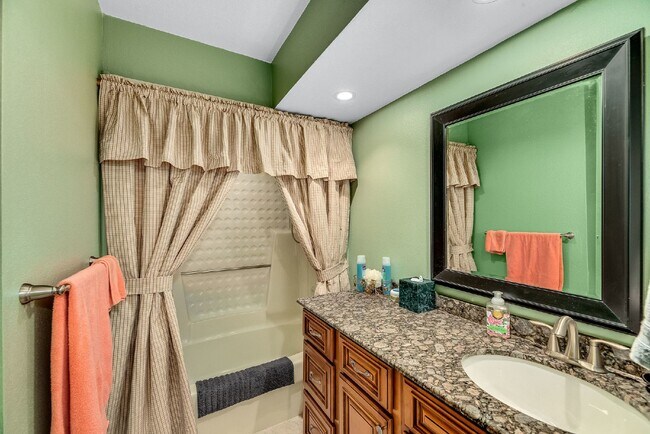 Building Photo - Fully furnished Beachside townhome