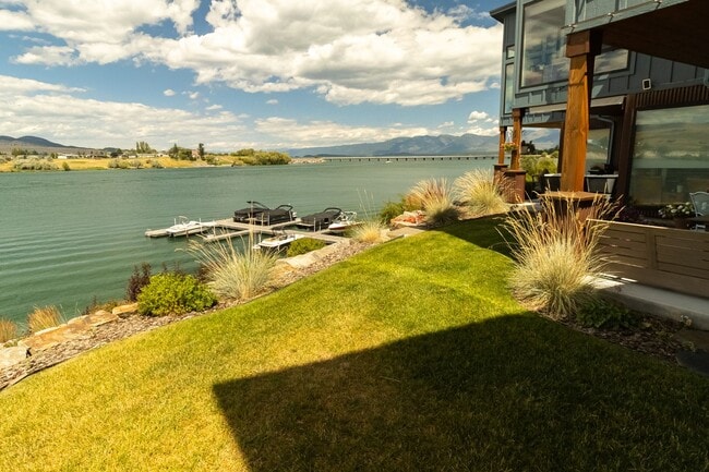 Building Photo - 804 7th Ave W
