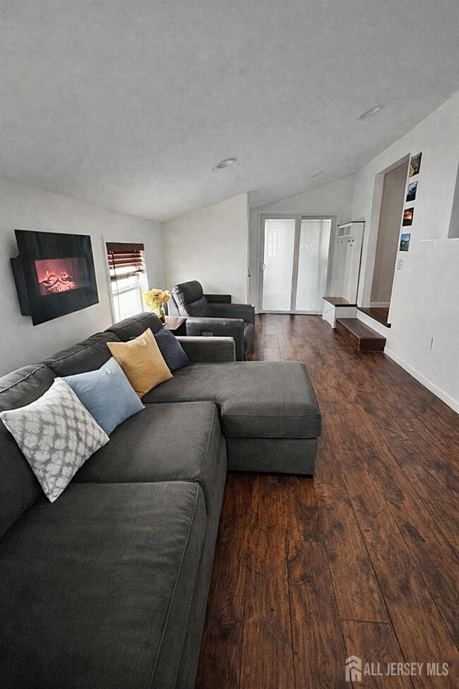 Building Photo - 100 Pinetree Dr