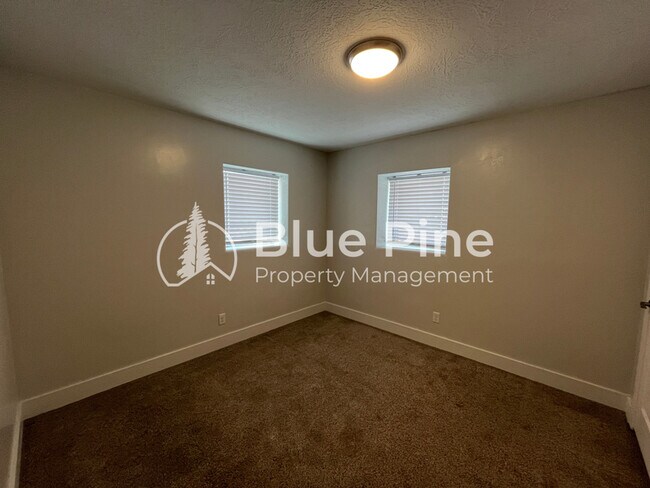 Building Photo - 1420 E 17th St