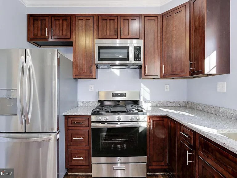 Building Photo - 811 Thayer Ave