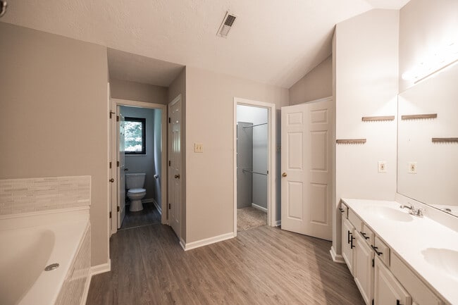 Building Photo - 5516 Oakside Dr