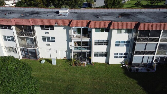 Building Photo - 9820 S Hollybrook Lake Dr
