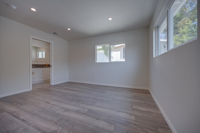 Building Photo - 2611 Hyperion Ave