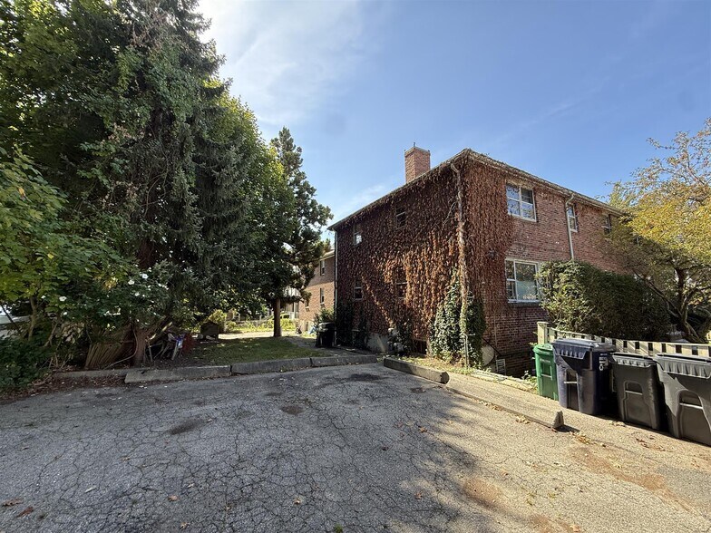 Building Photo - 22 Saville St