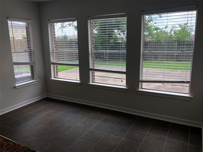 Building Photo - 5718 Silas Creek Ct