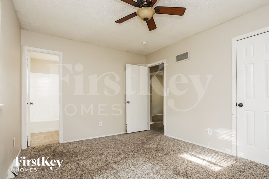 Building Photo - 706 N Redwood Dr