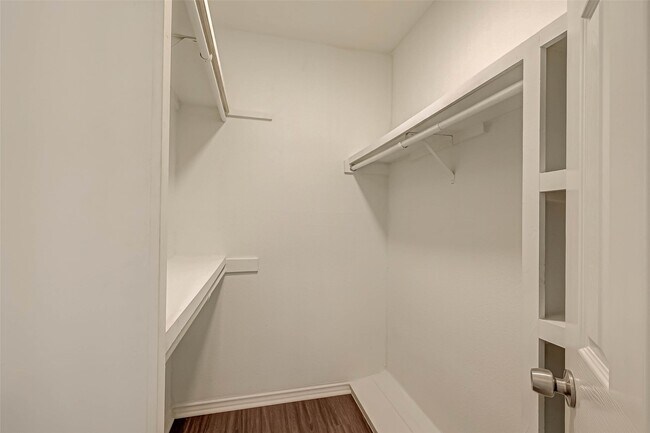 Building Photo - 910 Redway Ln