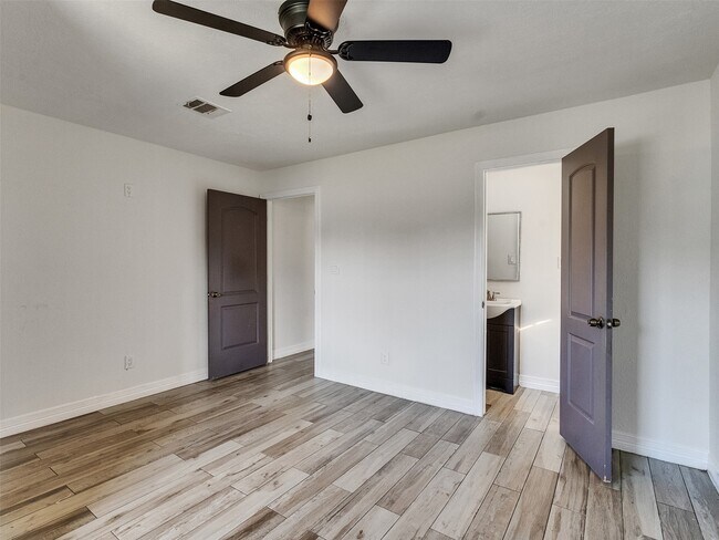 Building Photo - 667 Edgebrook Dr