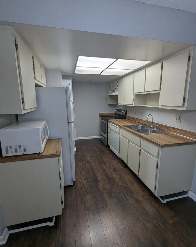 Building Photo - Centrally located, yet secluded 2 bedroom condo in the heart of Orlando for Rent