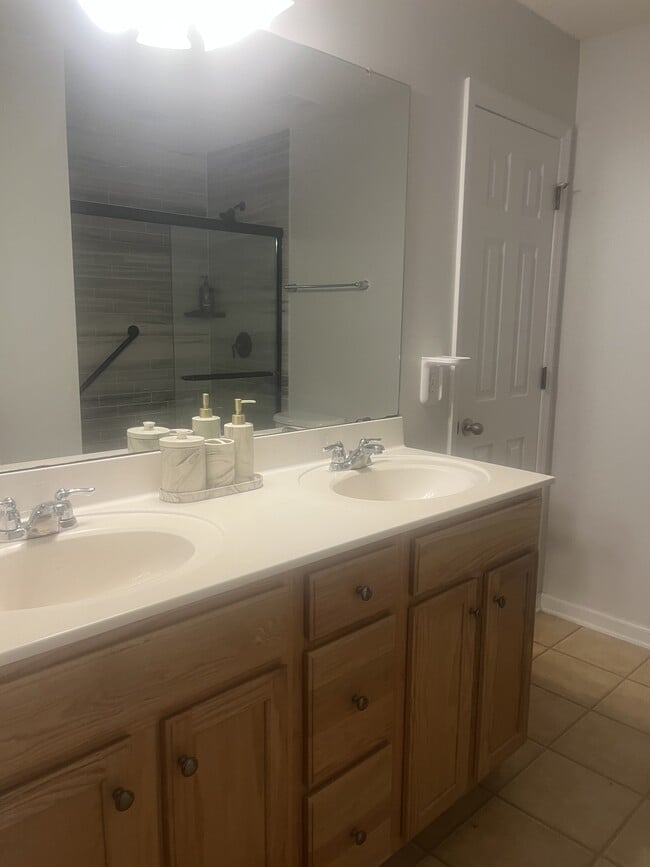 Building Photo - 343 Briarbend Rd