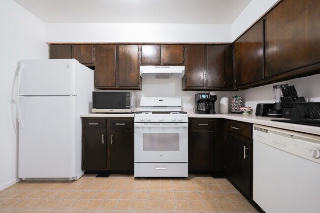 Building Photo - Warm and Welcoming Fully Furnished 2BR/1BA...