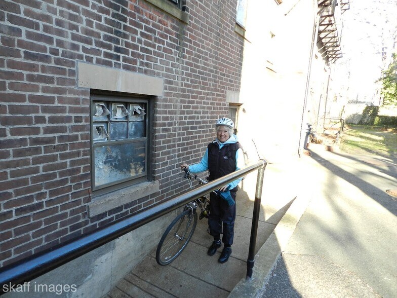 Building Photo - 40 Linnaean St