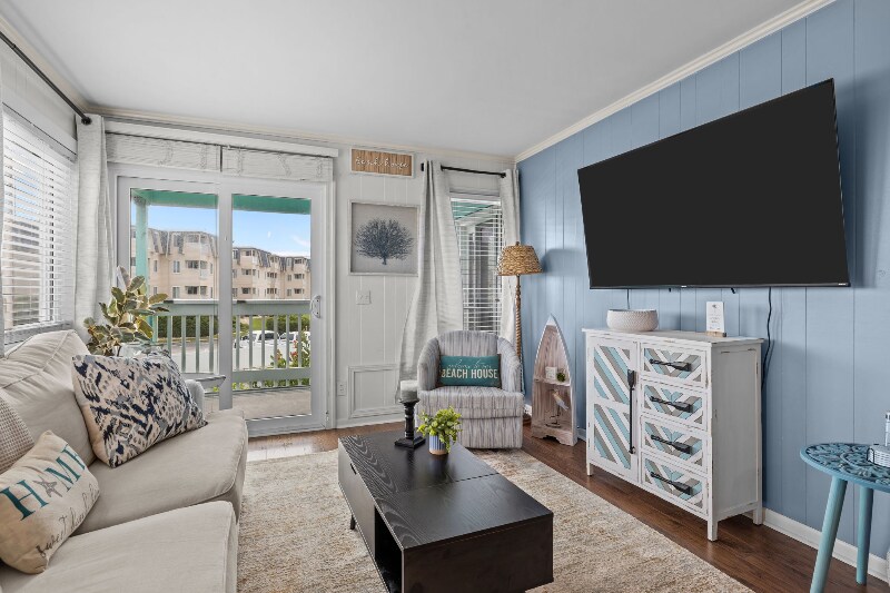 Building Photo - 301 Commerce Way