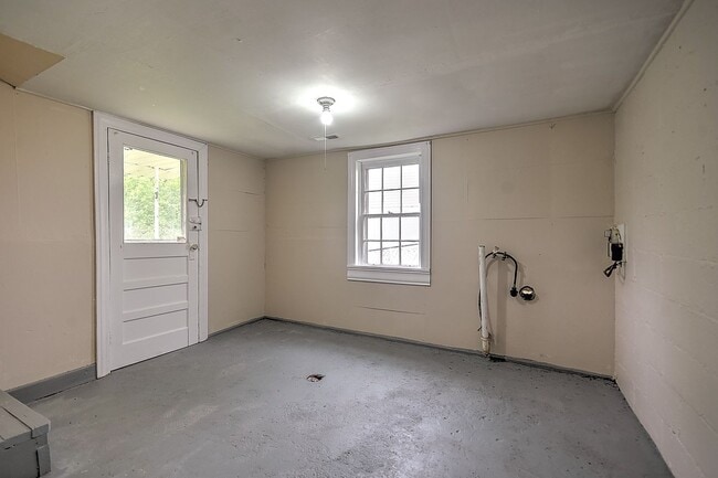 Building Photo - 317 Mill St