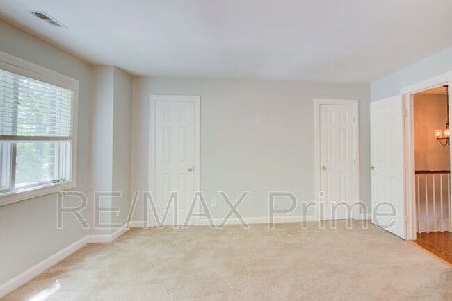 Building Photo - 1229 Llewellyn Ave