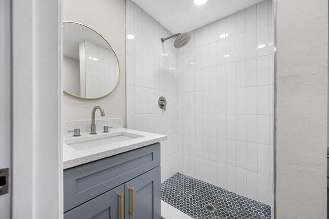 Building Photo - Davis Islands! RARE 3/2 FRESHLY RENOVATED,...