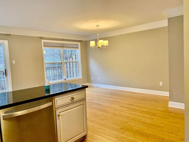 Building Photo - MUST SEE! End Unit, Electric Fireplace, Gr...