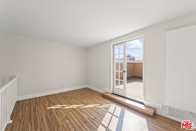 Building Photo - 4338 Redwood Ave