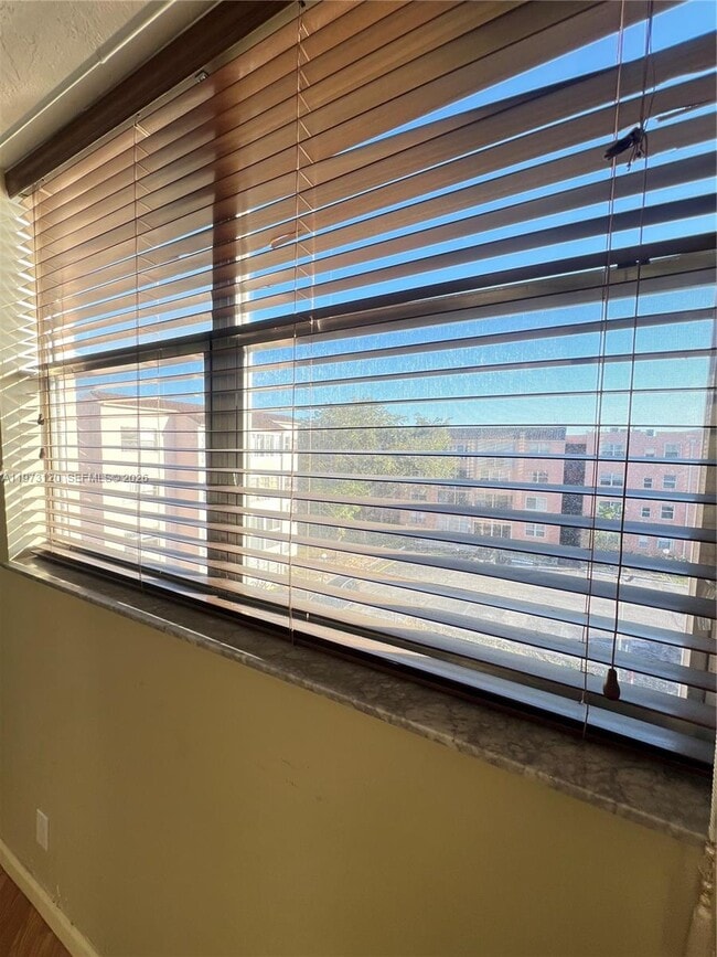 Building Photo - 2851 Somerset Dr