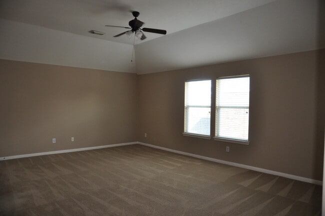 Building Photo - 2222 Drake Falls Dr