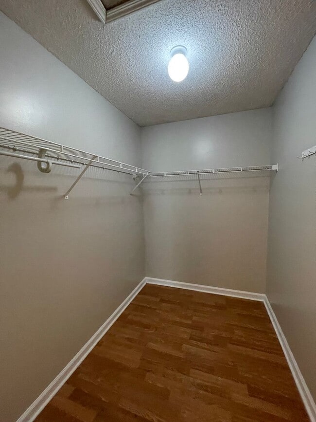 Building Photo - Foxhill Commons - 12 Month Minimal Lease!
