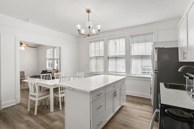 Building Photo - Fresh and elegant 5 Bedroom ONE BLOCK from...