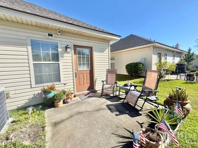 Building Photo - Beautifully designed end unit townhome Available 1/6/26