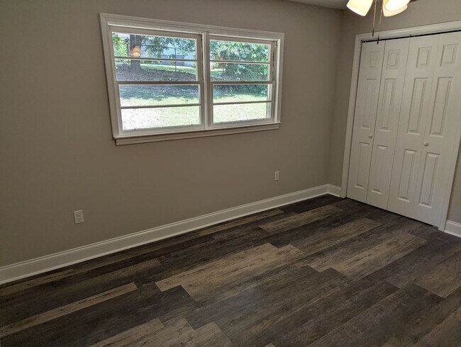 Building Photo - 109 Poplar Trl