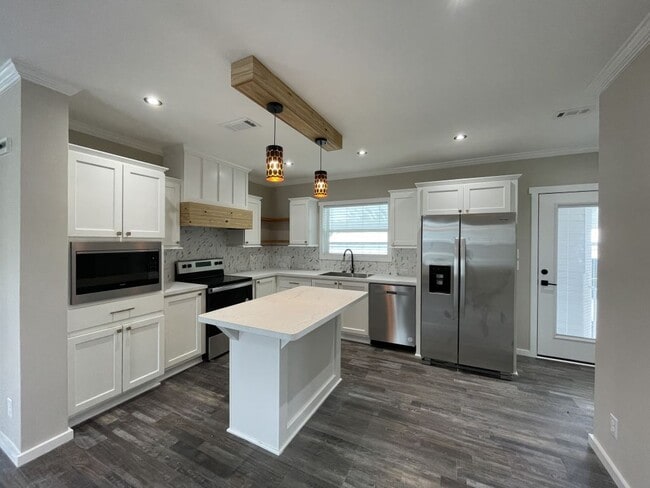 Building Photo - 437 Andros