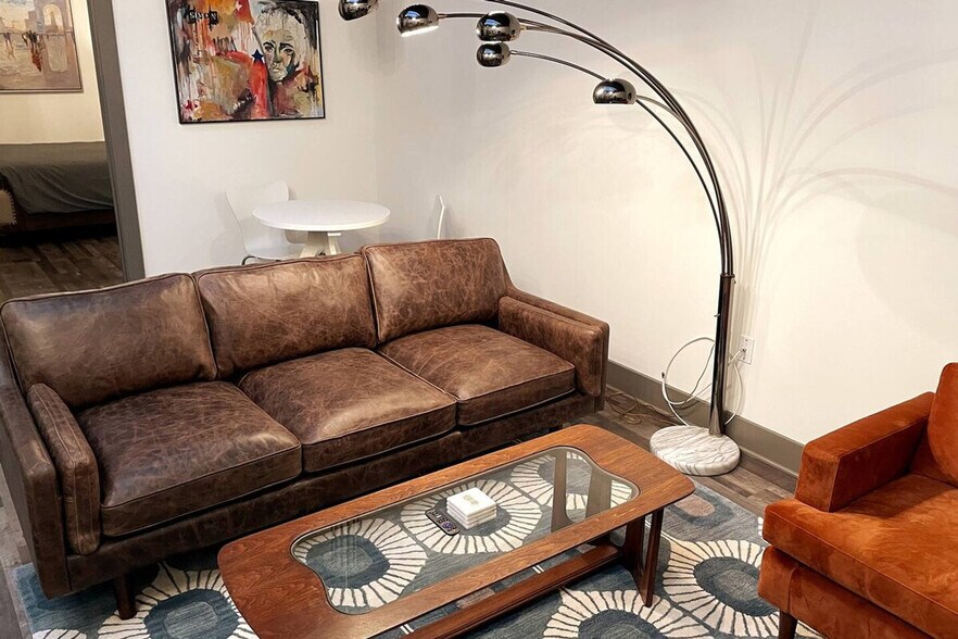 Primary Photo - 350 East Ave